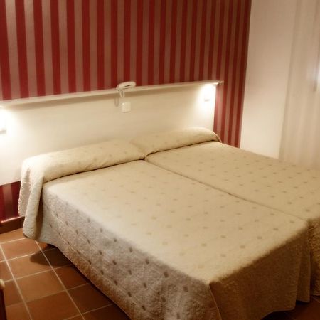 Hostal Plaza De Italia Касерес Номер фото