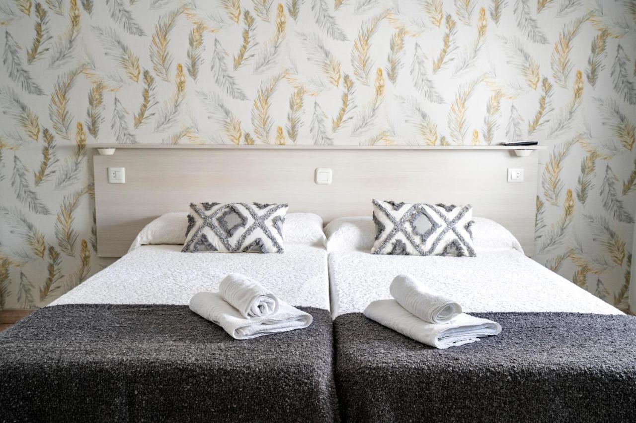 Hostal Plaza De Italia Касерес Екстер'єр фото