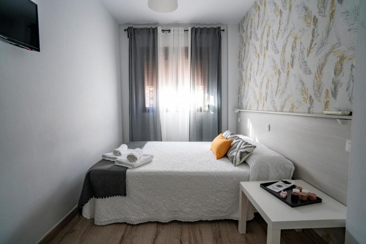 Hostal Plaza De Italia Касерес Екстер'єр фото