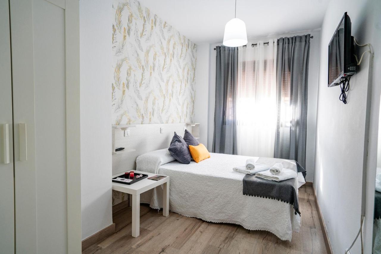Hostal Plaza De Italia Касерес Екстер'єр фото