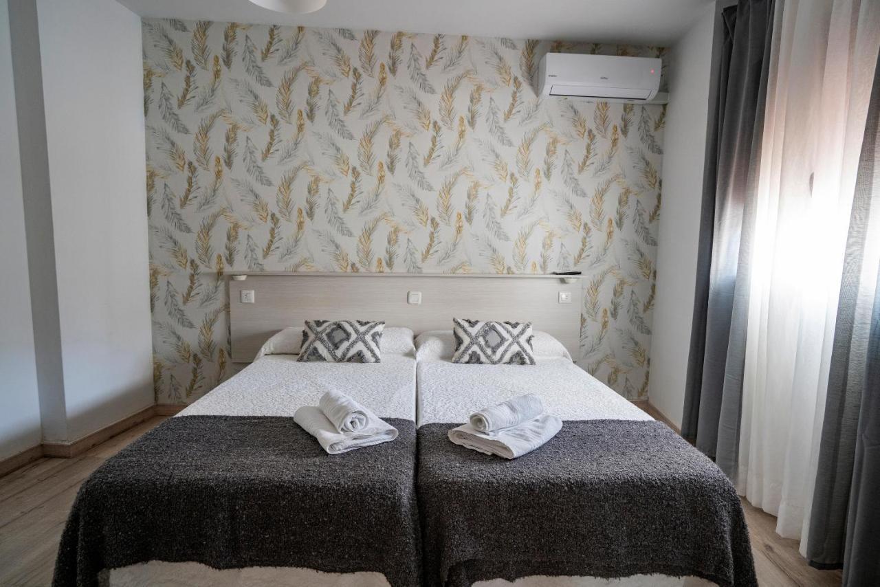 Hostal Plaza De Italia Касерес Екстер'єр фото