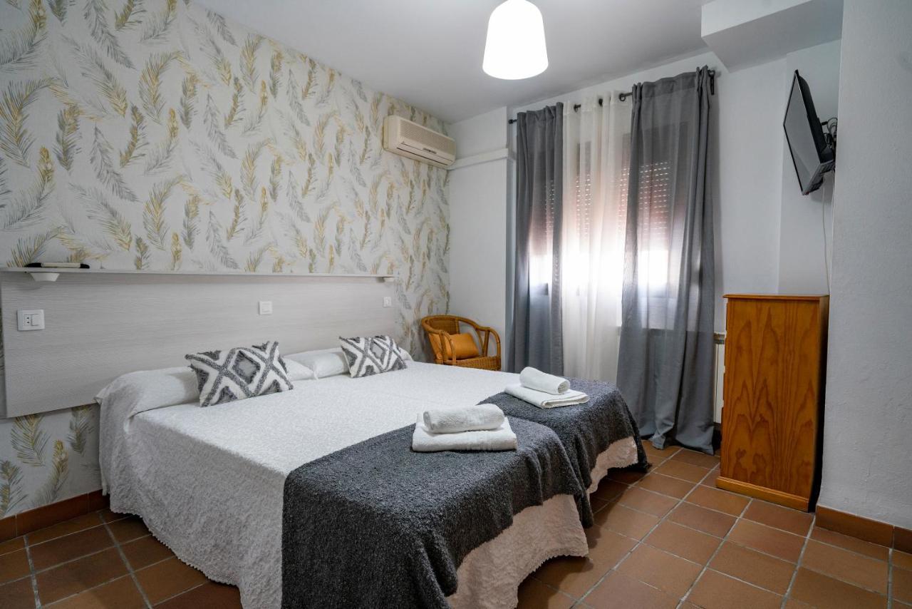 Hostal Plaza De Italia Касерес Екстер'єр фото