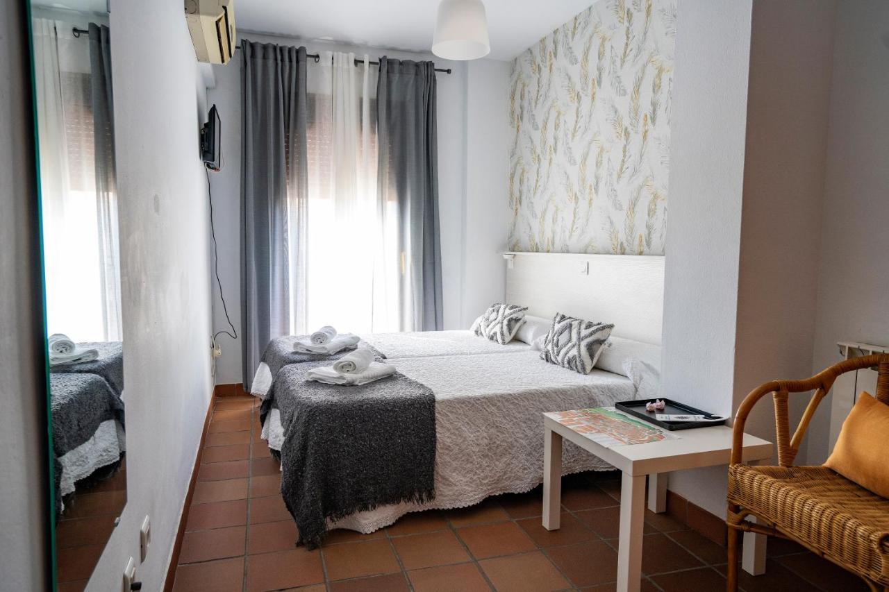 Hostal Plaza De Italia Касерес Екстер'єр фото