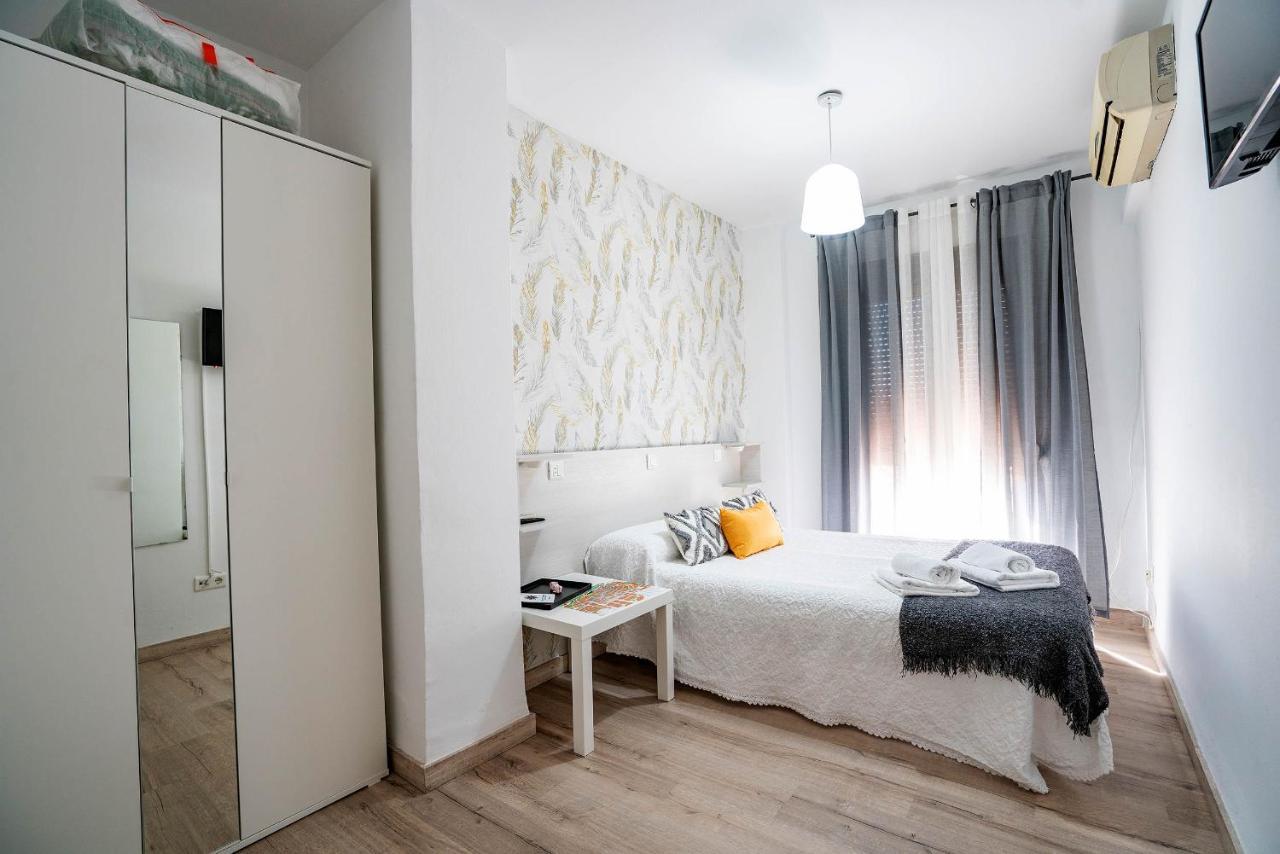 Hostal Plaza De Italia Касерес Екстер'єр фото
