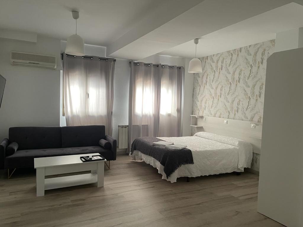 Hostal Plaza De Italia Касерес Екстер'єр фото
