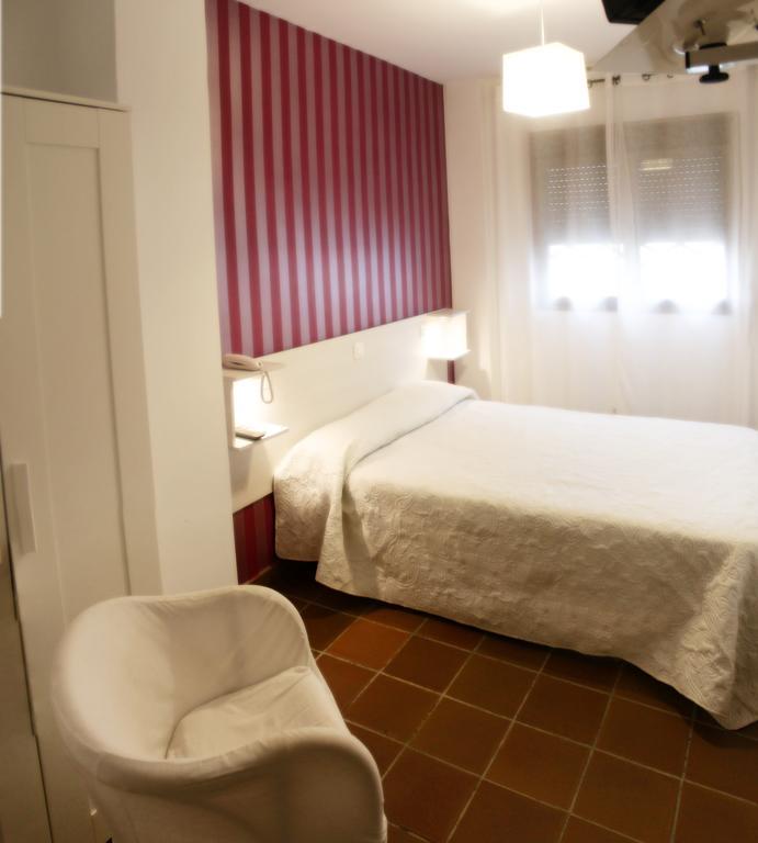 Hostal Plaza De Italia Касерес Екстер'єр фото