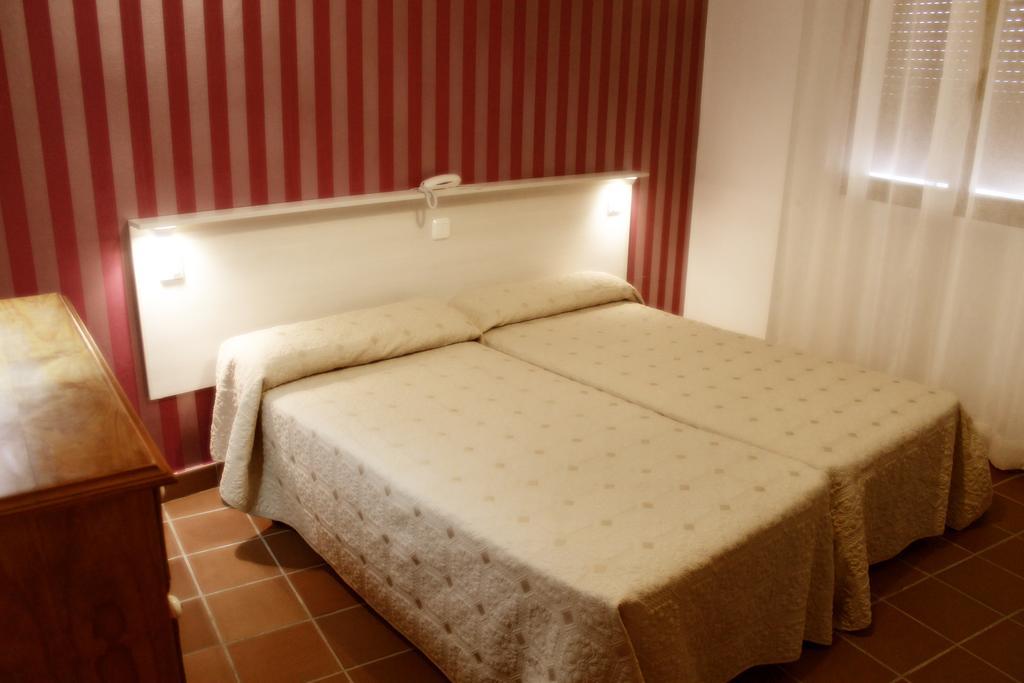 Hostal Plaza De Italia Касерес Номер фото